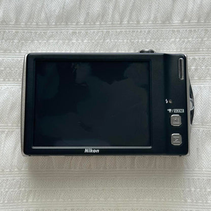 Geniune Pre-Owend Nikon Coolpix S4000 Digital Camera Bundle