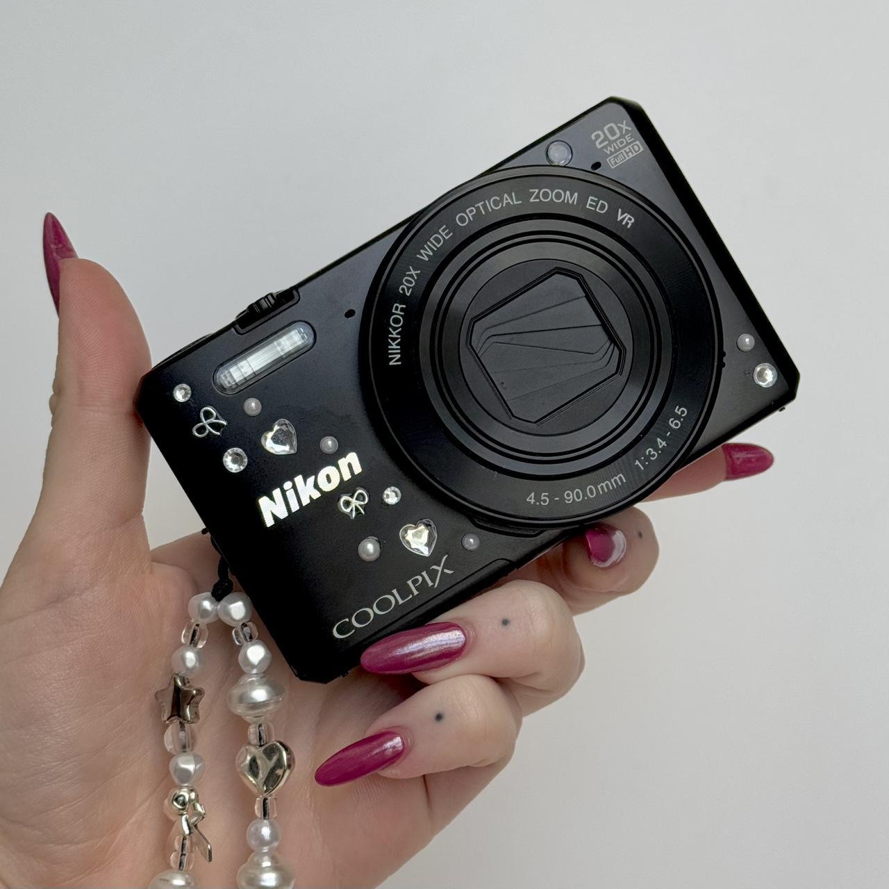 Geniune Pre-Owend Nikon Coolpix S7000 Digital Camera Bundle