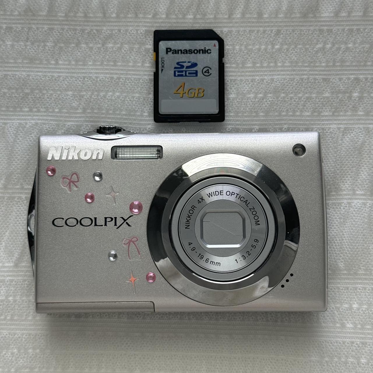 Geniune Pre-Owend Nikon Coolpix S4000 Digital Camera Bundle
