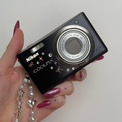 Geniune Pre-Owend Nikon Coolpix S560 Digital Camera